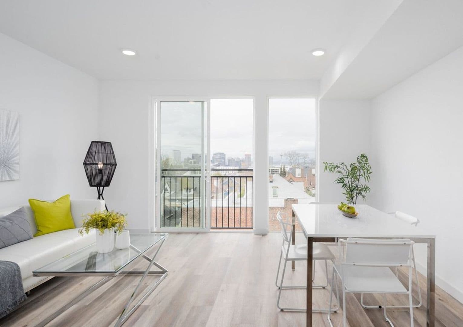 Seattle Apartment: 121 15th Ave E