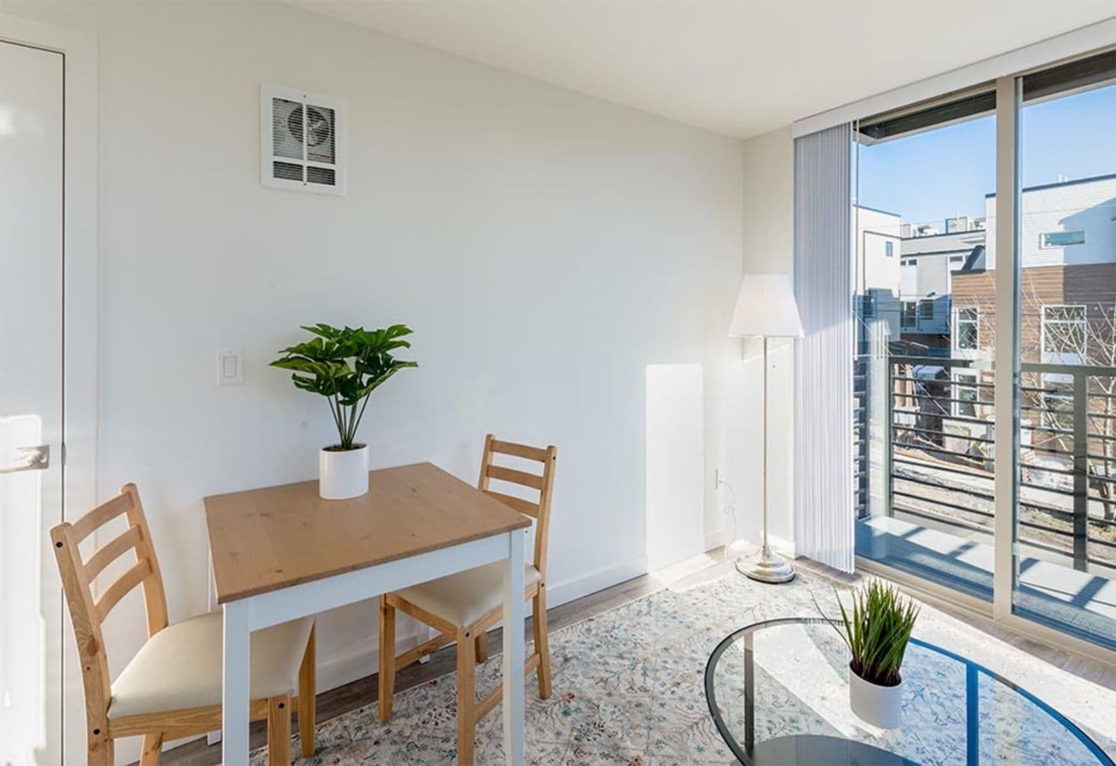 Seattle Apartment: 207 18th Ave