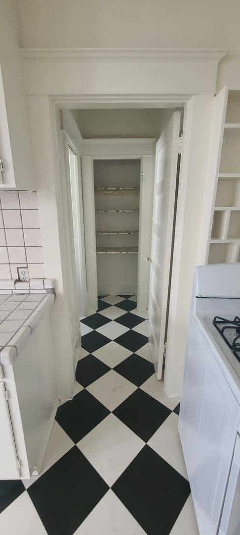 Seattle Apartment: 940 24th Ave