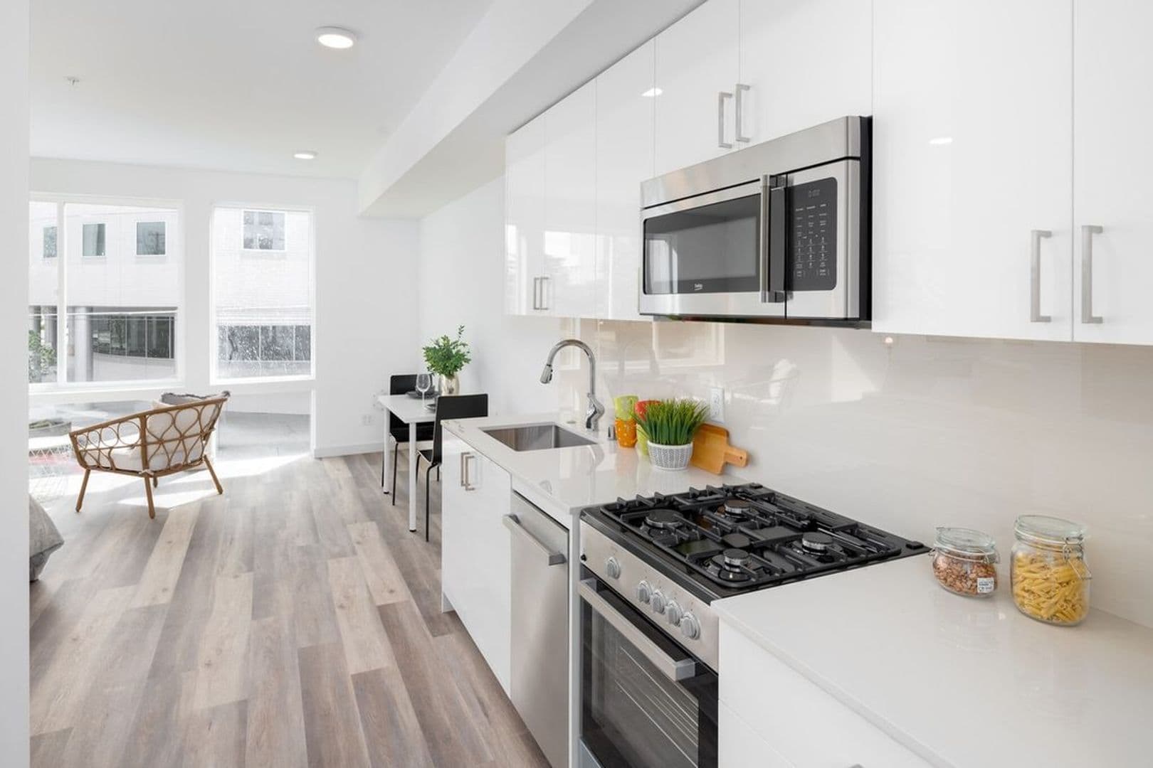 Seattle Apartment: 121 15th Ave E