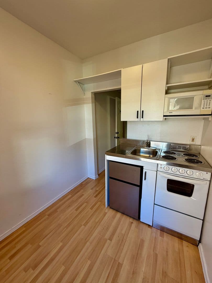 Seattle Apartment: 1717 12th Ave