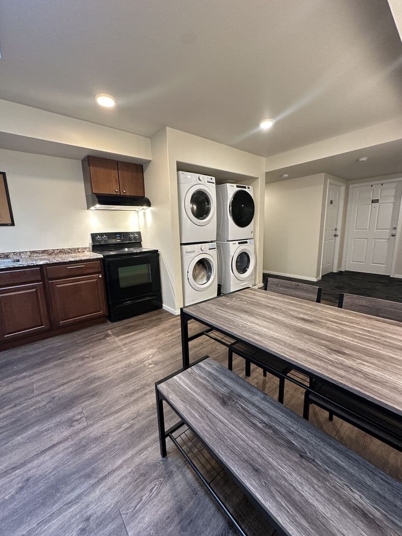 Redmond Apartment: 8525 163rd CT NE