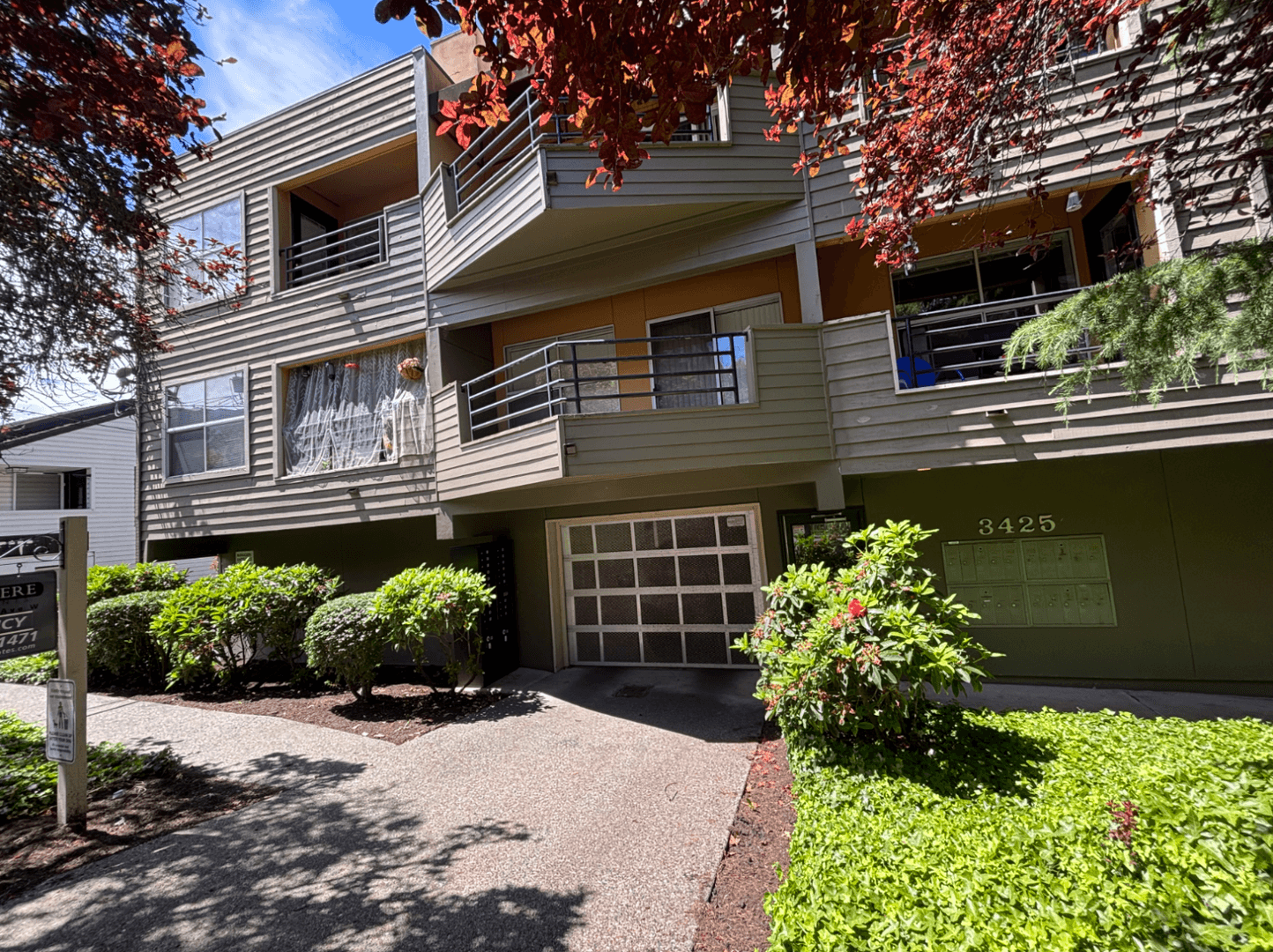 Seattle Apartment: 3425 14th Ave W