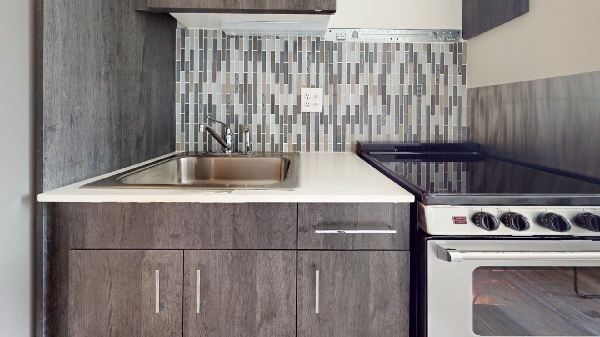 Tacoma Apartment: 1942 Fawcett Ave