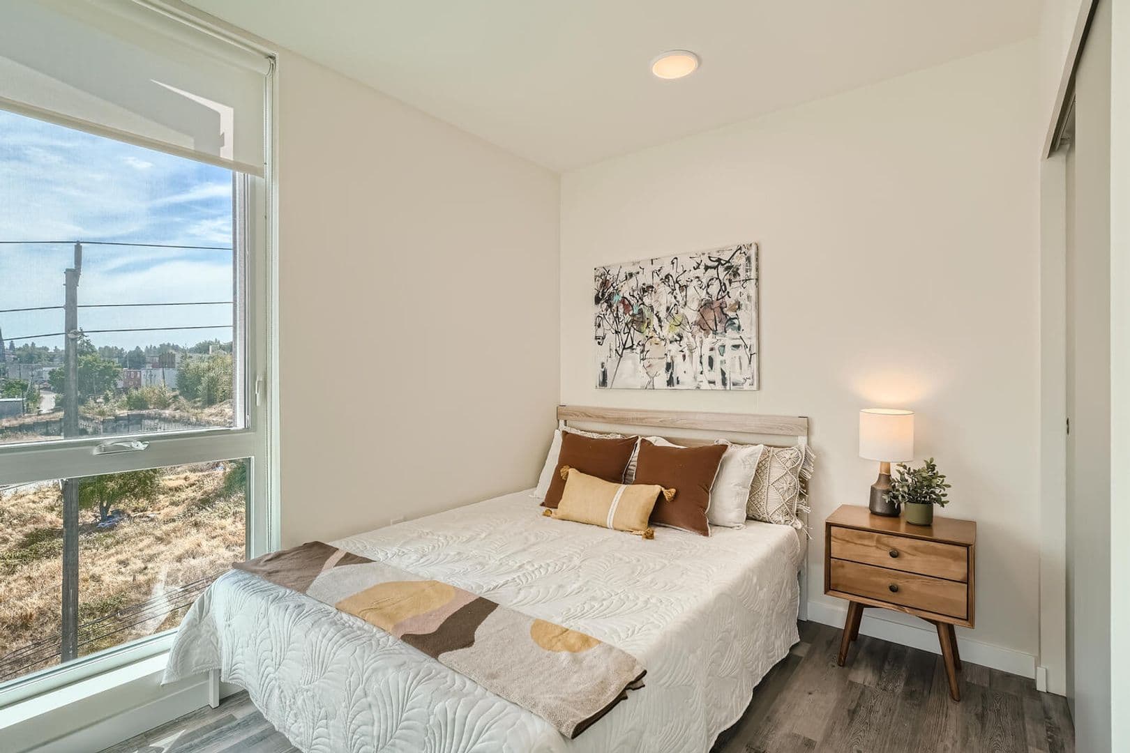 Tacoma Apartment: 1942 Fawcett Ave