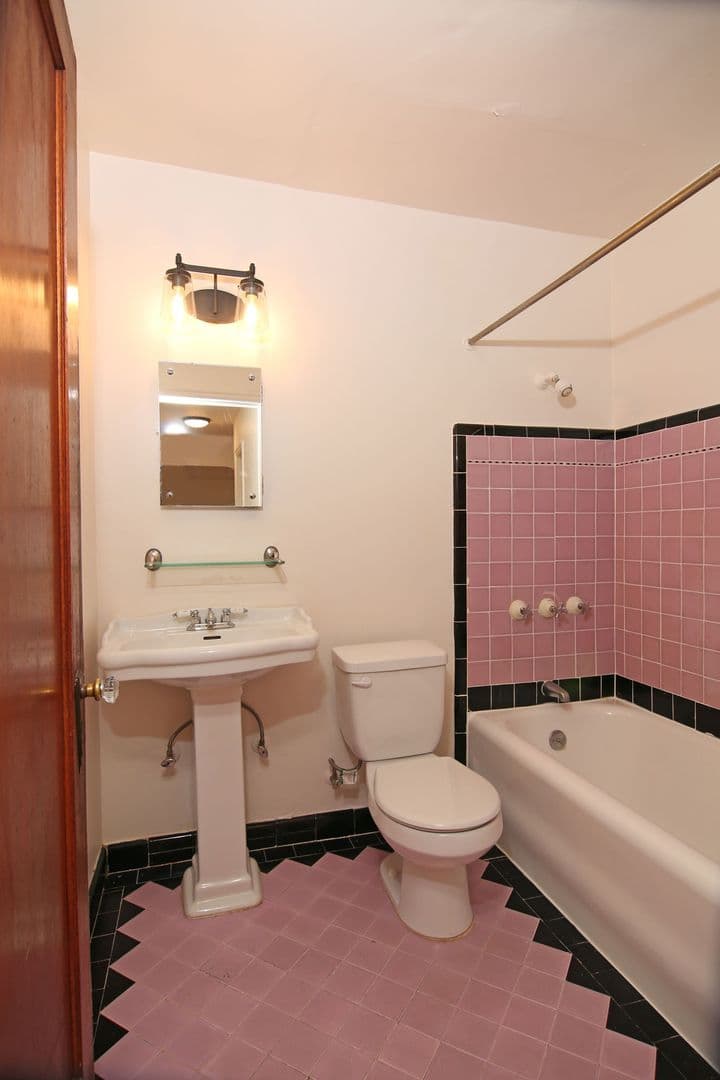 Seattle Apartment: 512 Boylston Ave E