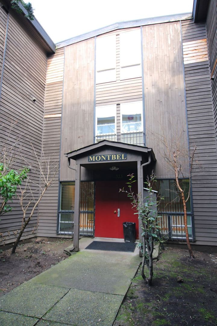 Seattle Apartment: 323 Belmont Ave E