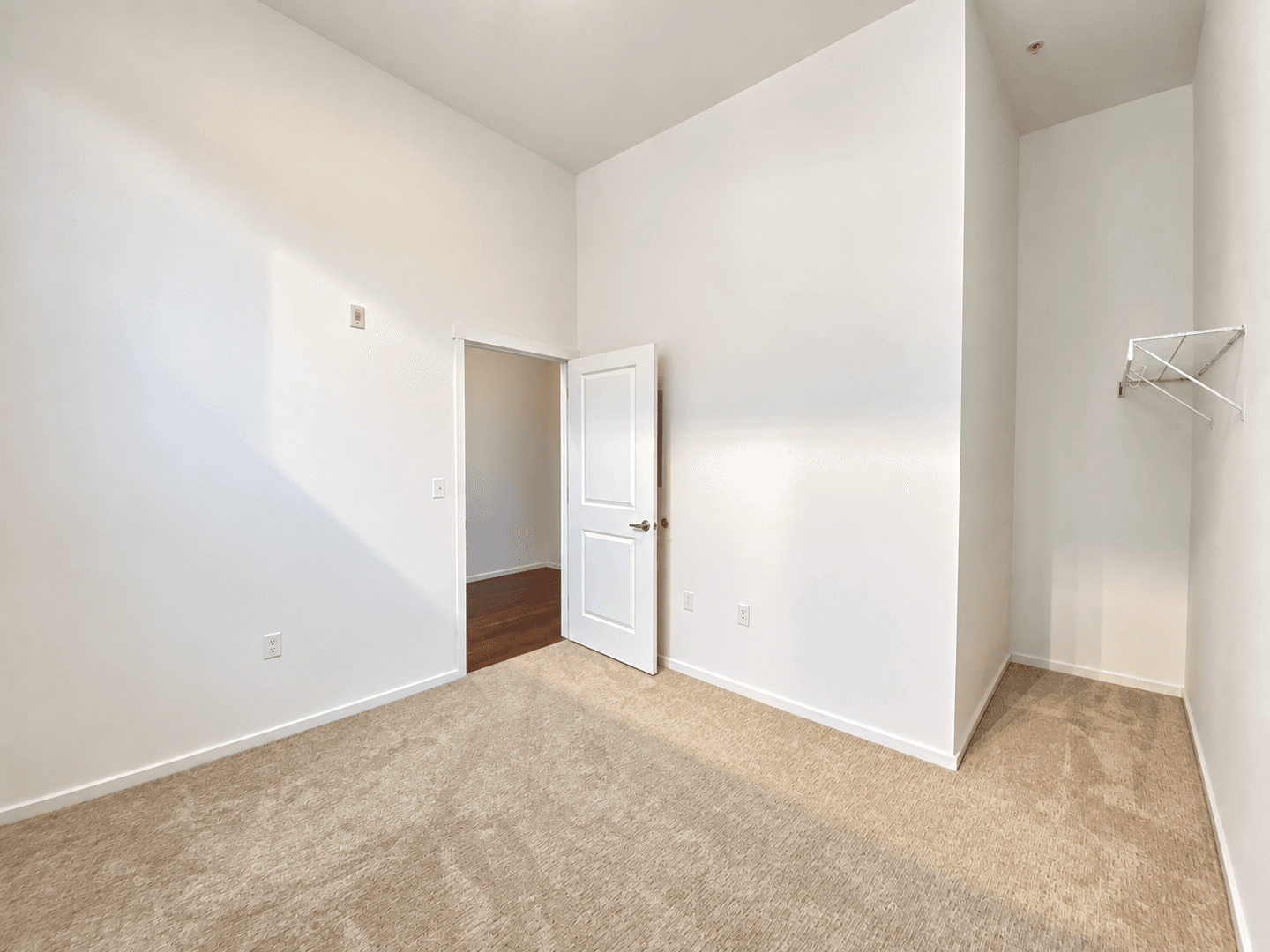 Kirkland Apartment: 450 Central Way
