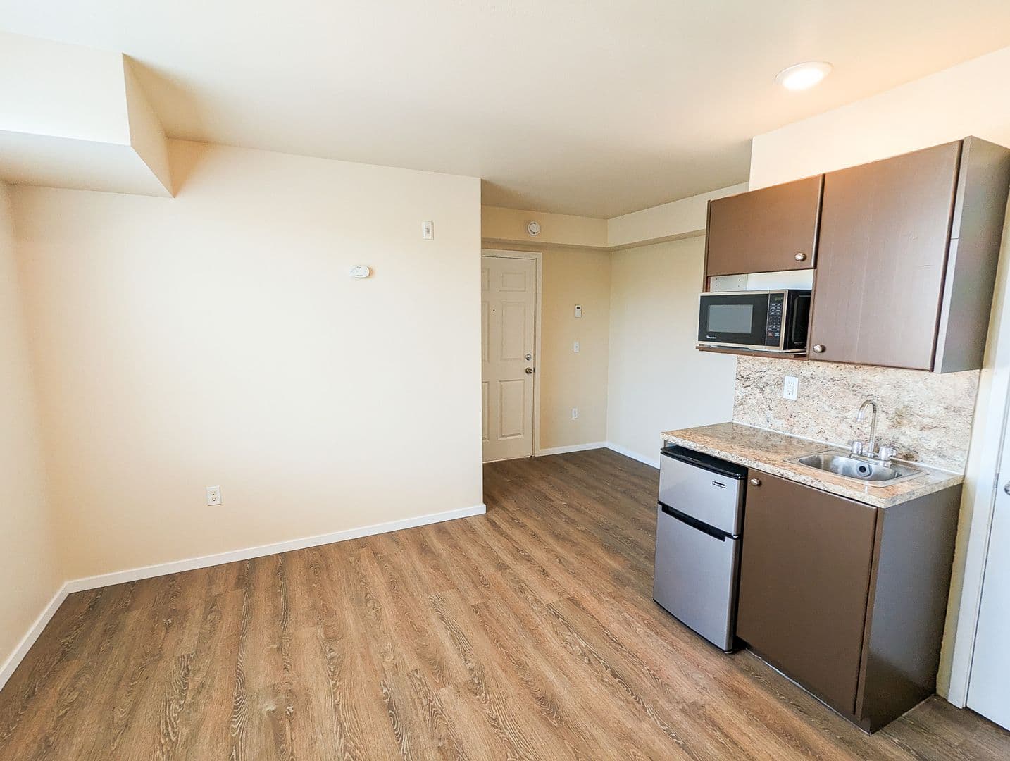Redmond Apartment: 8525 163rd CT NE