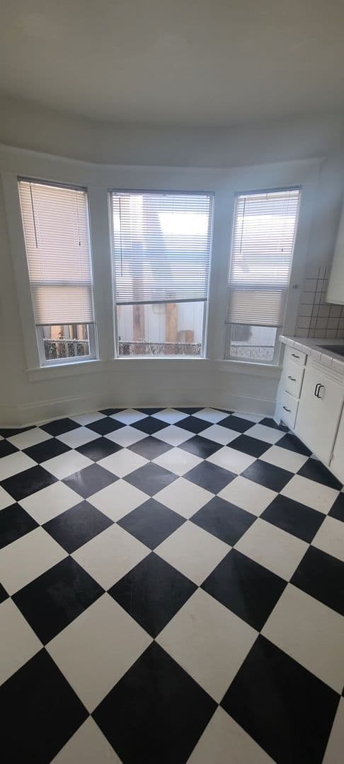 Seattle Apartment: 940 24th Ave