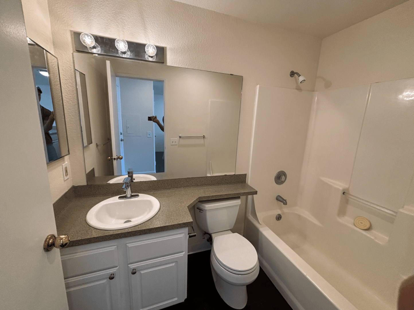Seattle Apartment: 3425 14th Ave W