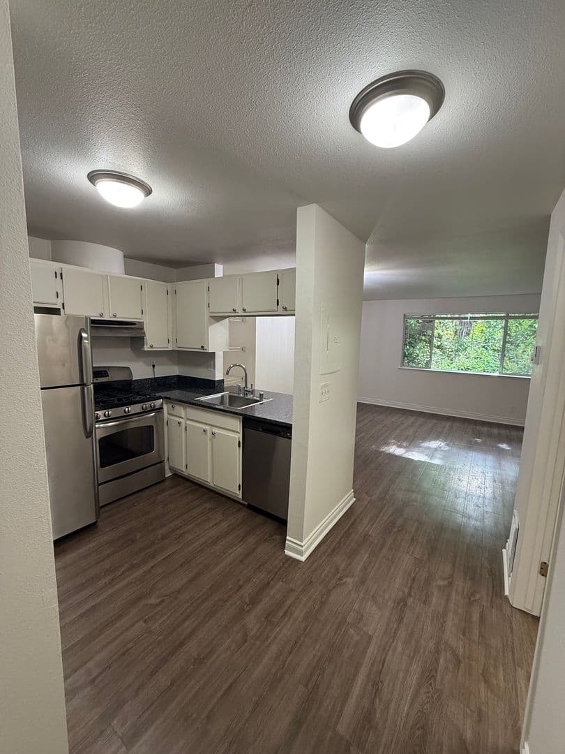 Seattle Apartment: 2425 Harbor Ave SW