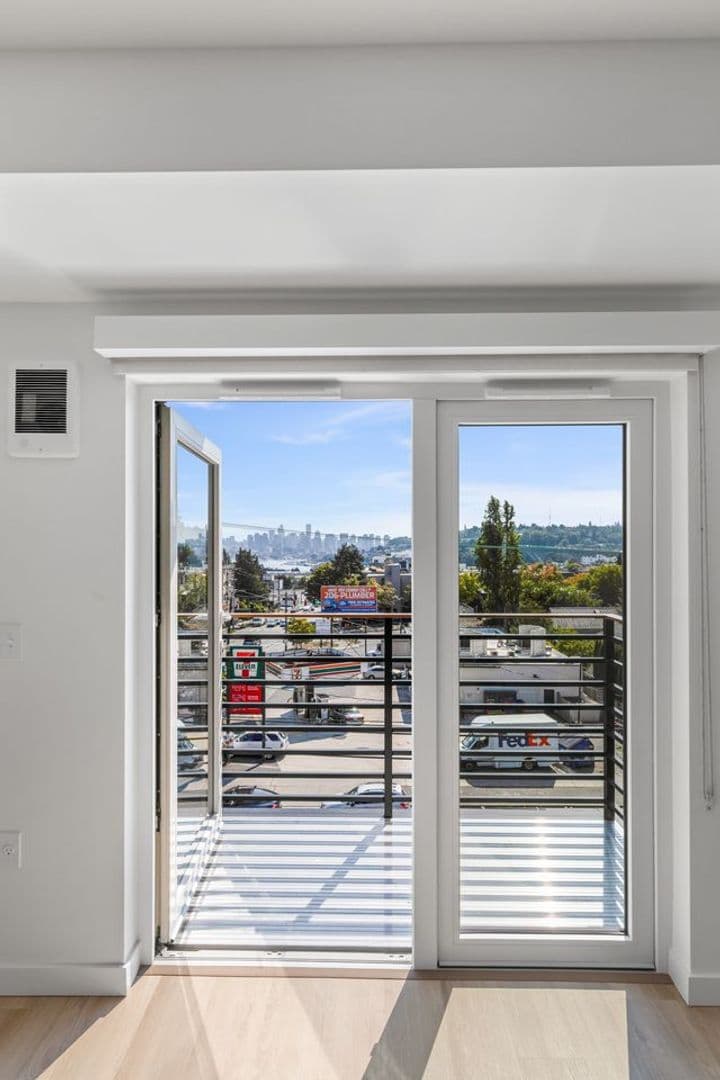 Seattle Apartment: 4015 Stone Way