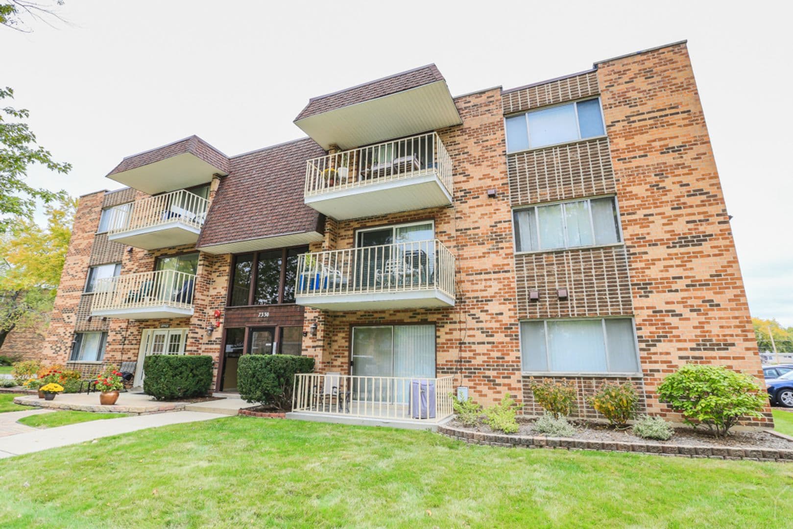 Tinley Park Apartment: 17510 Cedar Lane