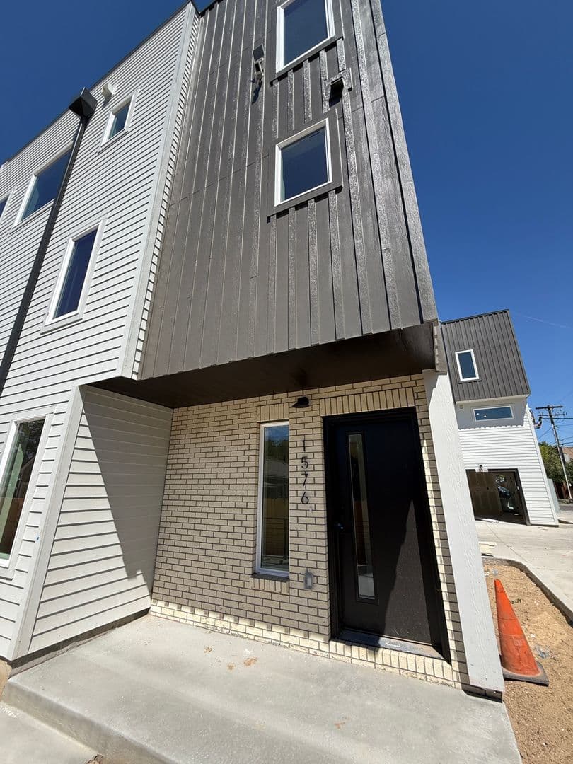 Lakewood Apartment: 1576-1590 Kendall St