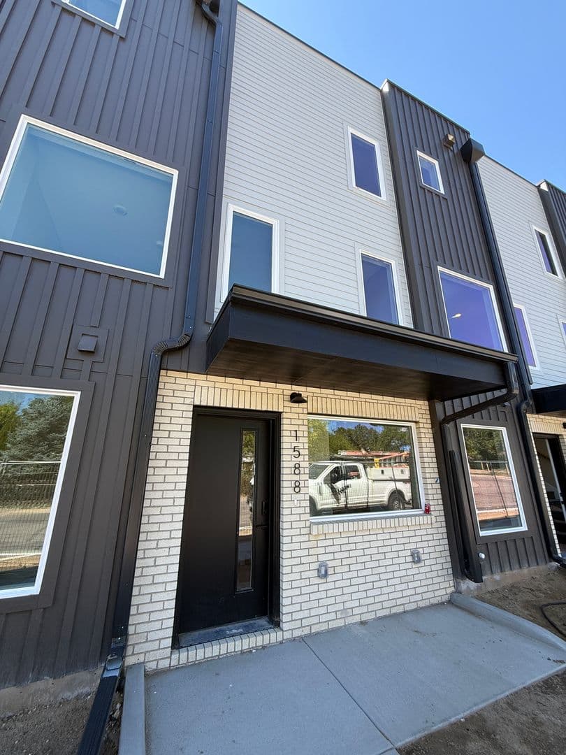 Lakewood Apartment: 1576-1590 Kendall St