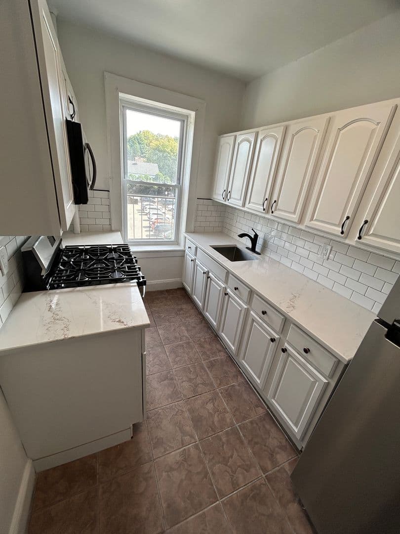 Leonia Apartment: 300 Elm Pl
