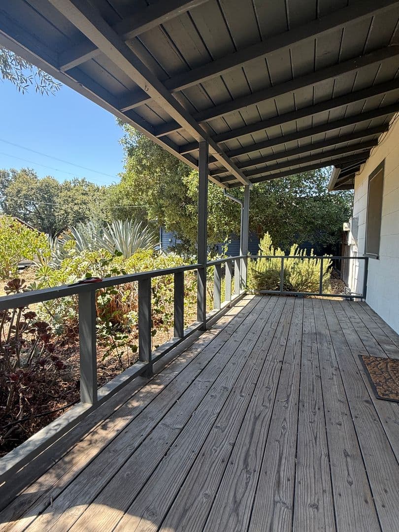 Sonoma House: 577 Curtin Lane