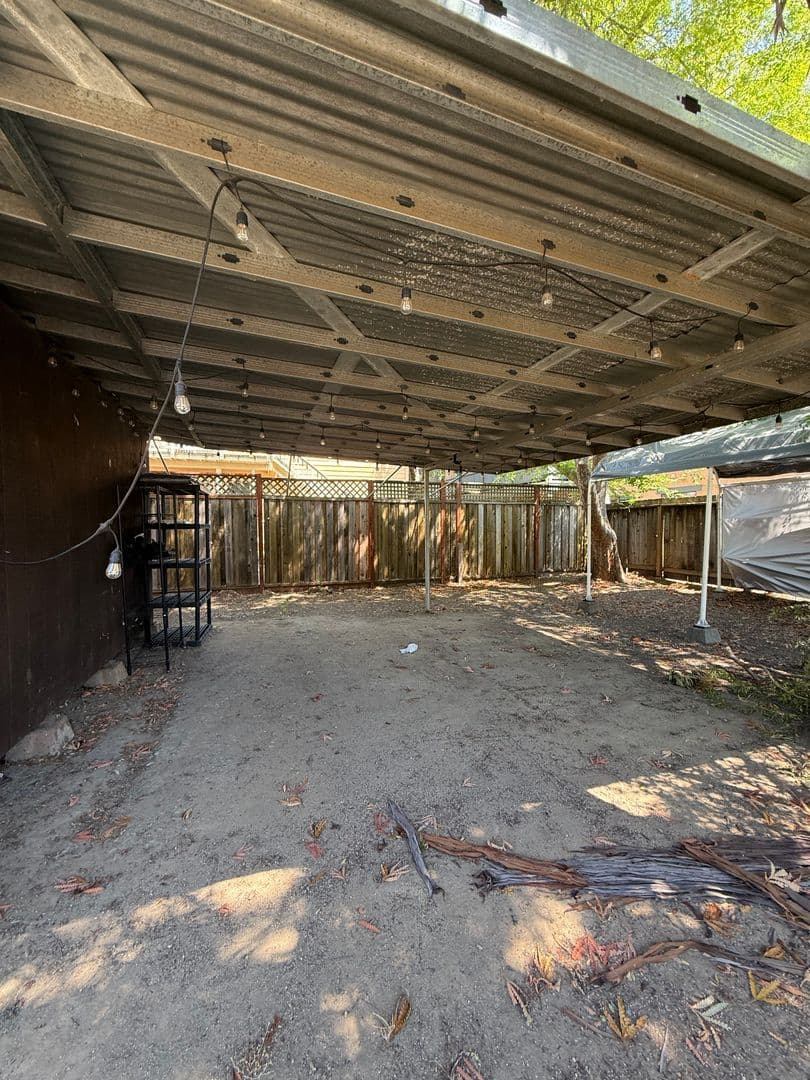 Sonoma House: 577 Curtin Lane