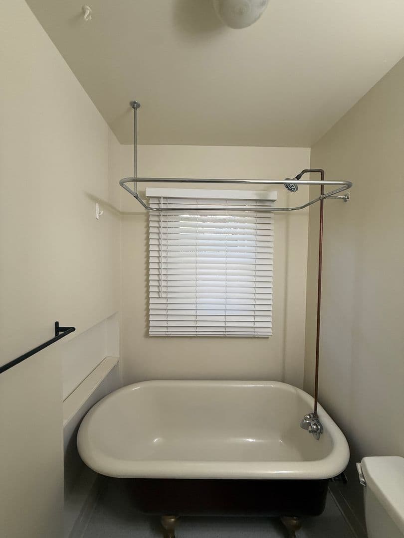 Sonoma House: 577 Curtin Lane