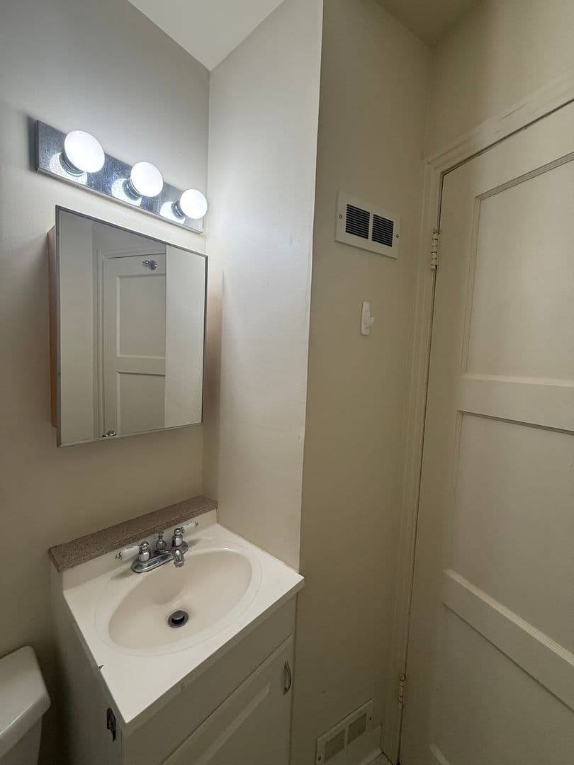 Sonoma House: 577 Curtin Lane
