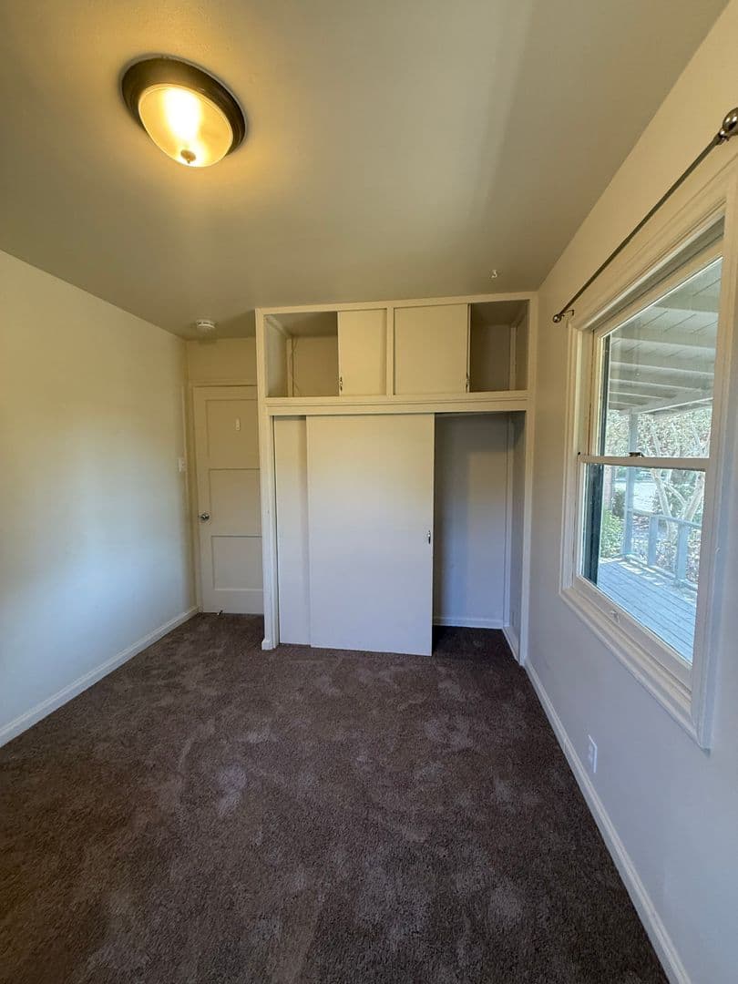 Sonoma House: 577 Curtin Lane
