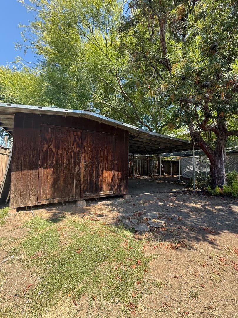 Sonoma House: 577 Curtin Lane