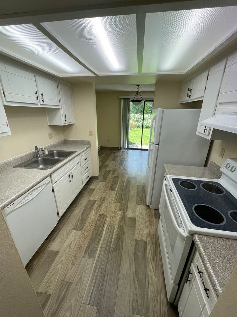 Silverdale Apartment: 8860 Pacific Ave NW