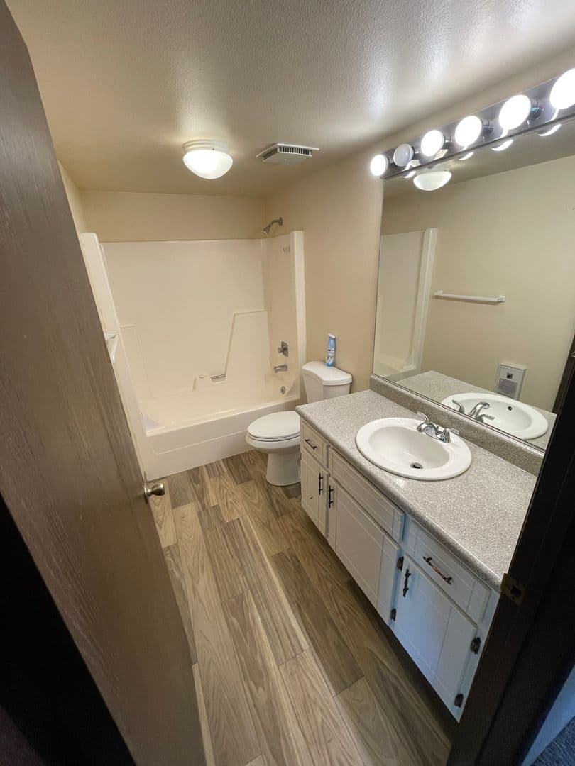 Silverdale Apartment: 8860 Pacific Ave NW