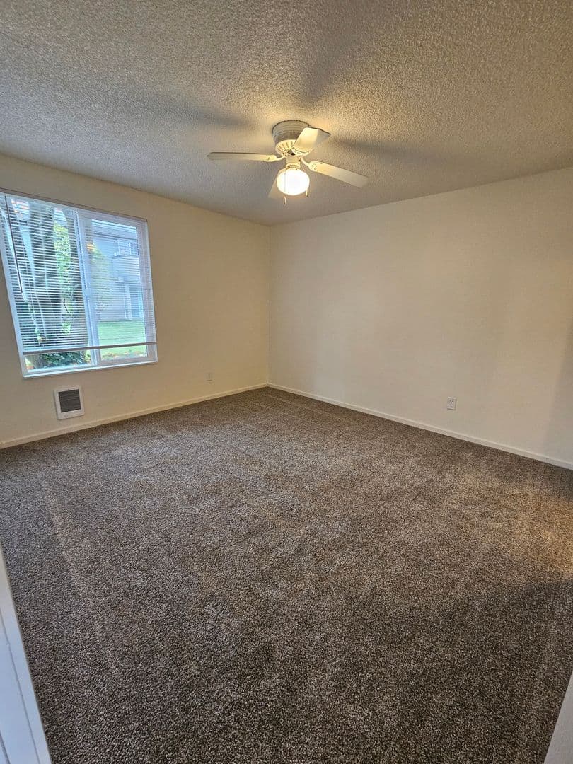 Lakewood Apartment: 7427 Lakewood Dr W