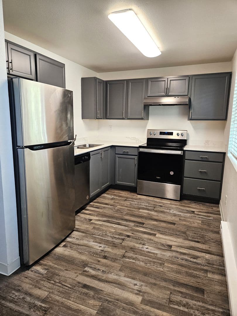 Lakewood Apartment: 3418 90th St S