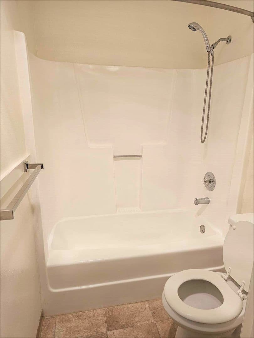Lakewood Apartment: 7427 Lakewood Dr W