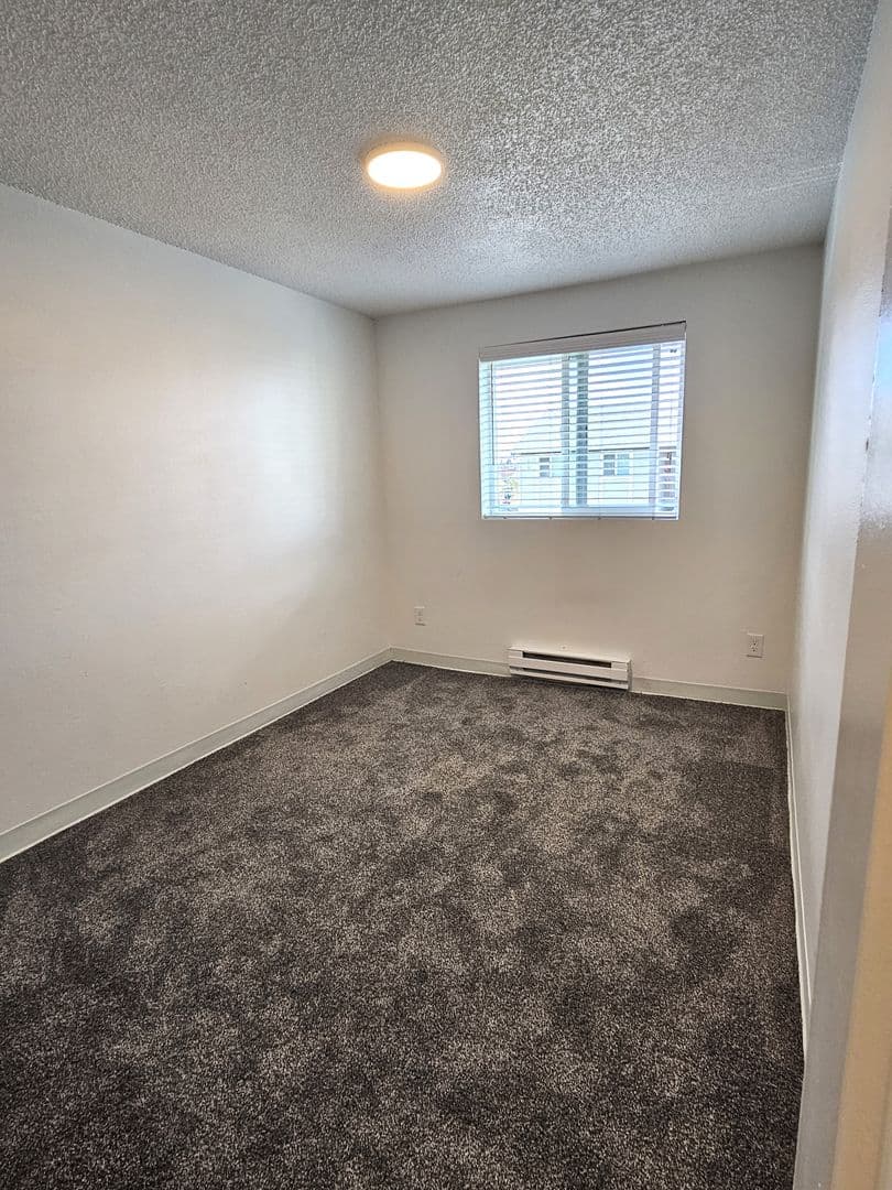 Lakewood Apartment: 3418 90th St S