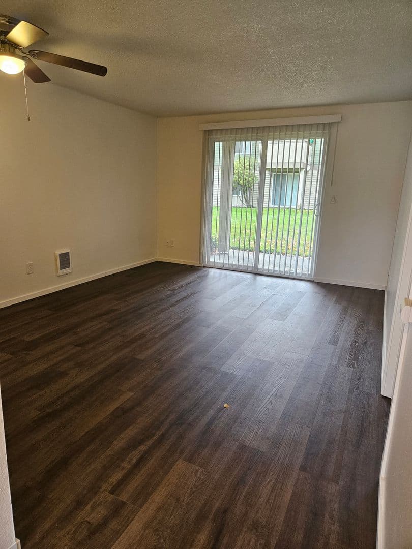 Lakewood Apartment: 7427 Lakewood Dr W