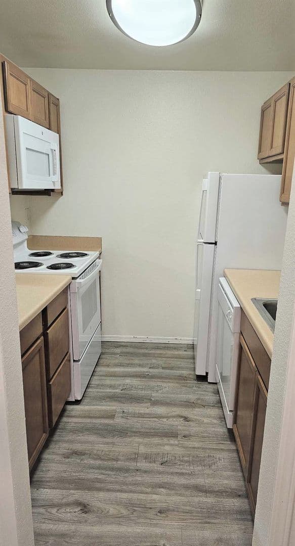 Lakewood Apartment: 7427 Lakewood Dr W
