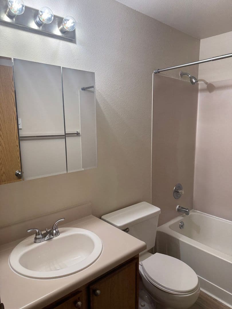 Lakewood Apartment: 8720 58th Ave SW