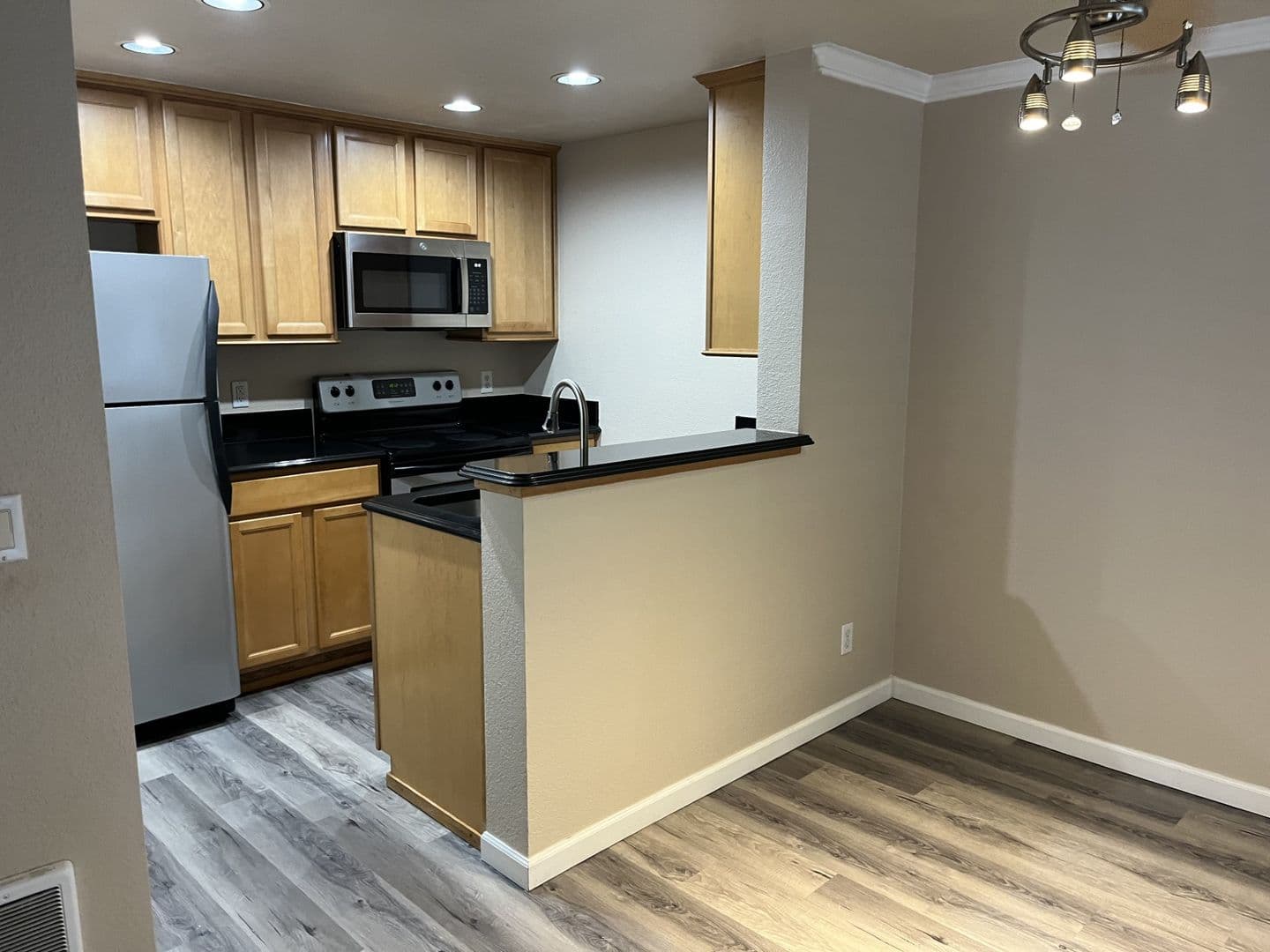 Gig Harbor Apartment: 2215 47th St NW