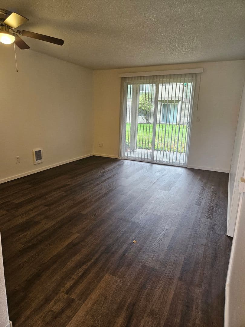 Lakewood Apartment: 7427 Lakewood Dr W