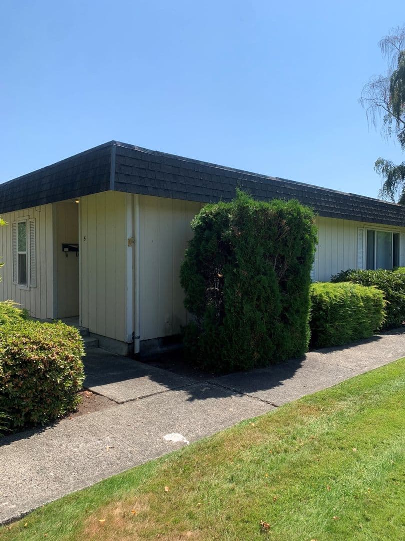 Puyallup Apartment: 1218 West Main