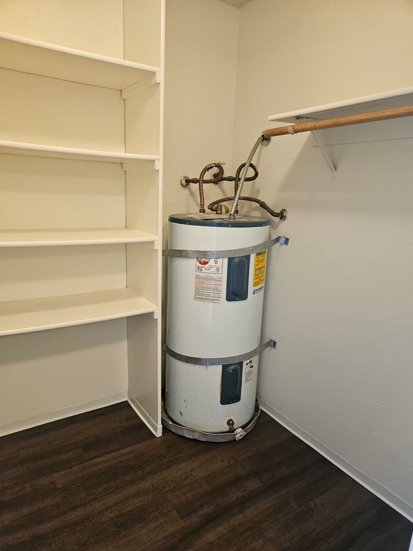 Lakewood Apartment: 7427 Lakewood Dr W