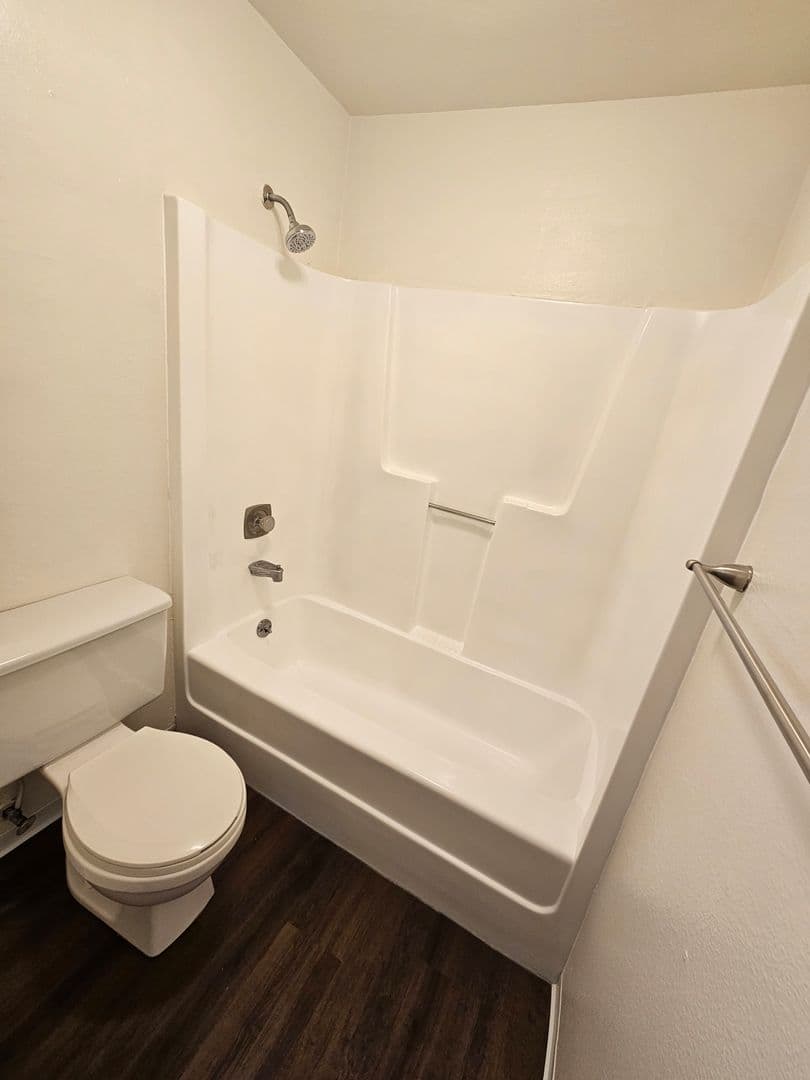 Lakewood Apartment: 7427 Lakewood Dr W