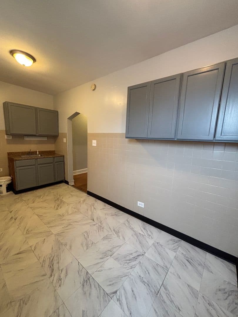 Chicago Apartment: 6700 S Chappel Ave.