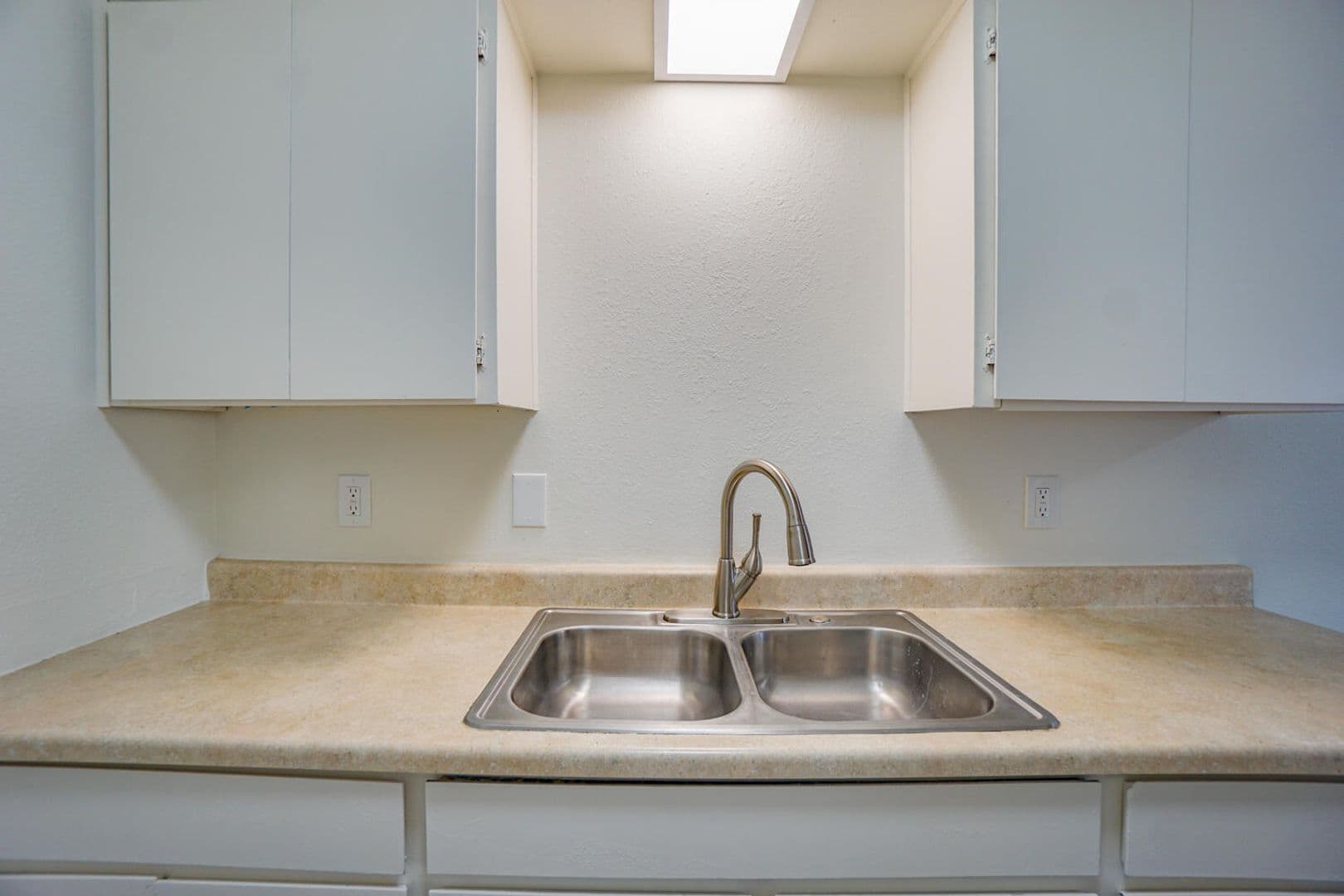 Estacada Apartment: 704 N Broadway St