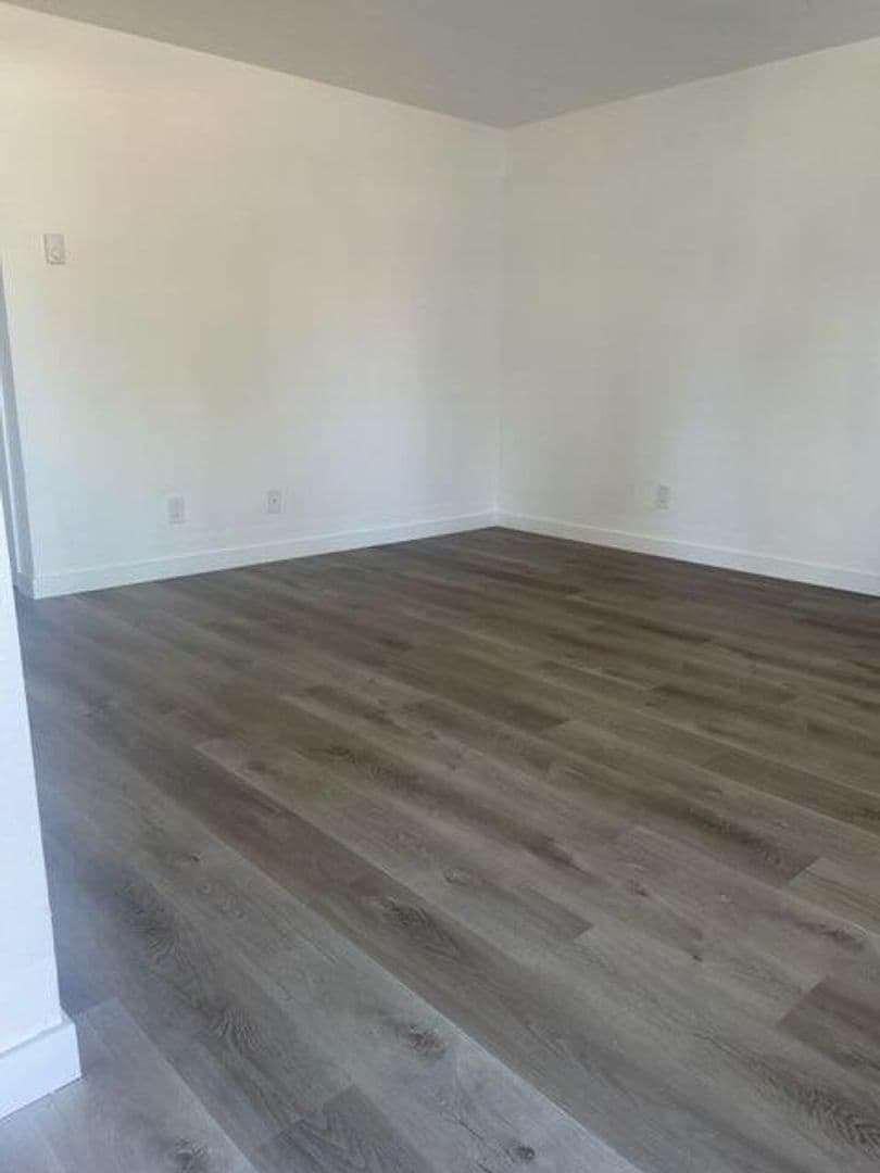 Saint Helens Apartment: 2375, 2405, 2415, 2475 Columbia Blvd.