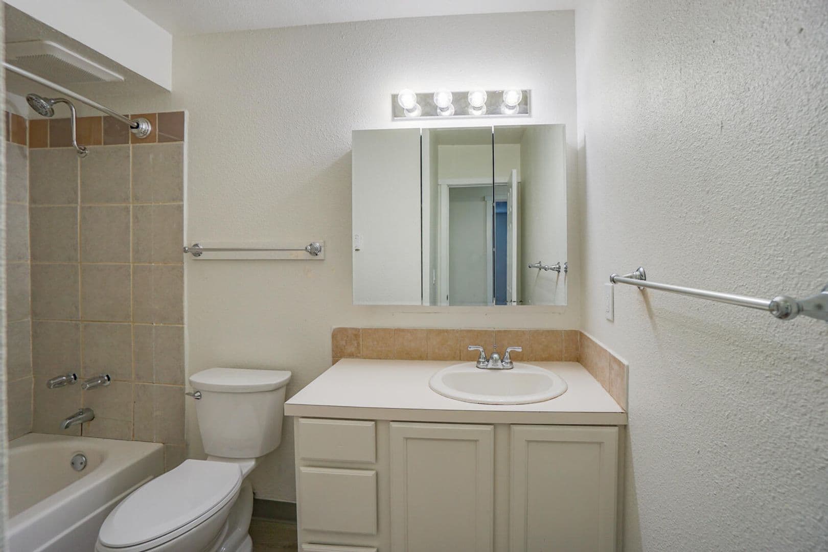 Estacada Apartment: 704 N Broadway St