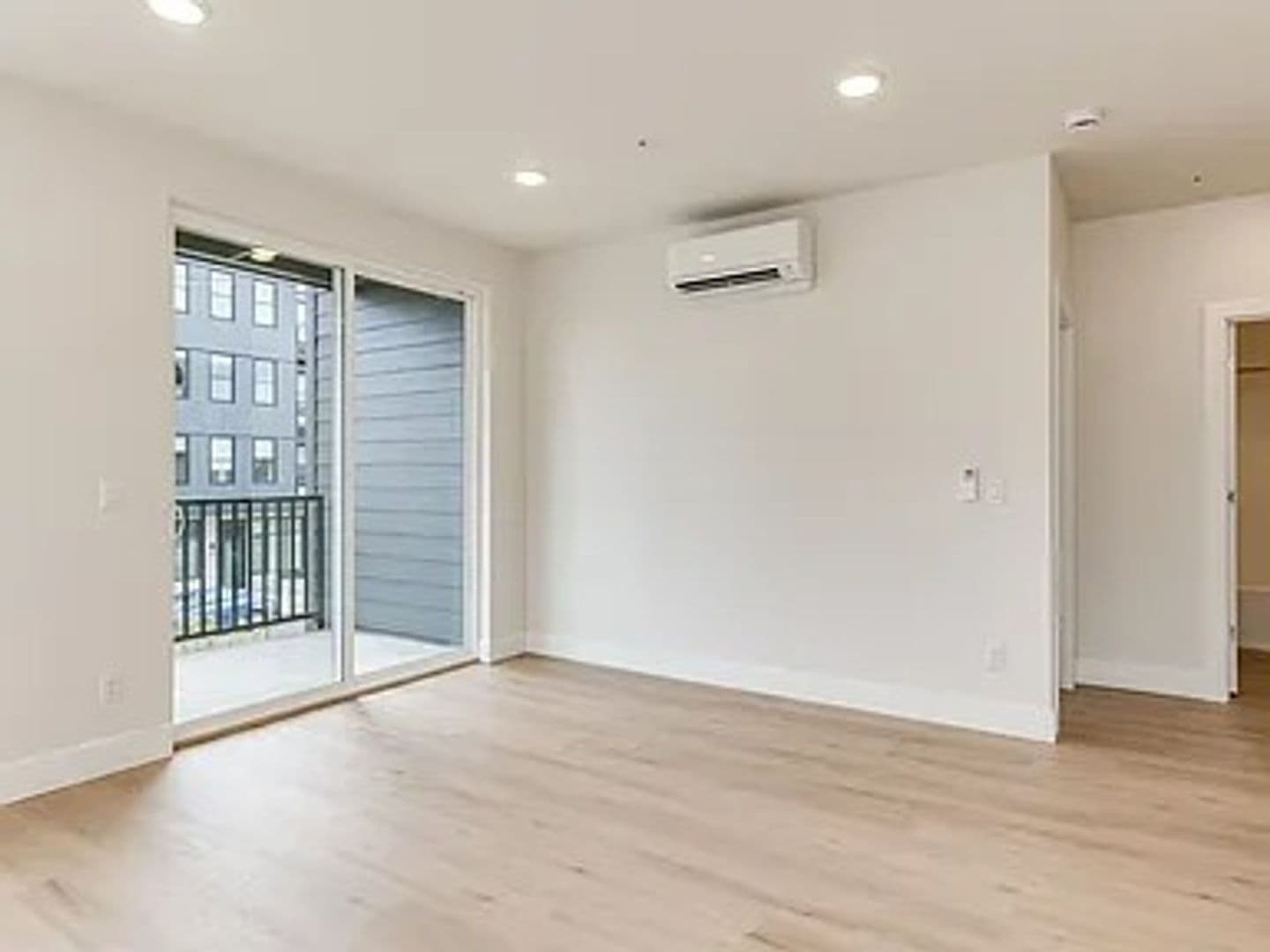 Portland Apartment: 4785 N. Albina Ave