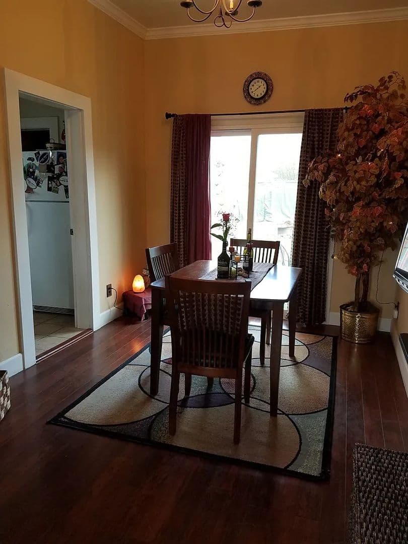 Stayton House: 1178 N 3rd Ave