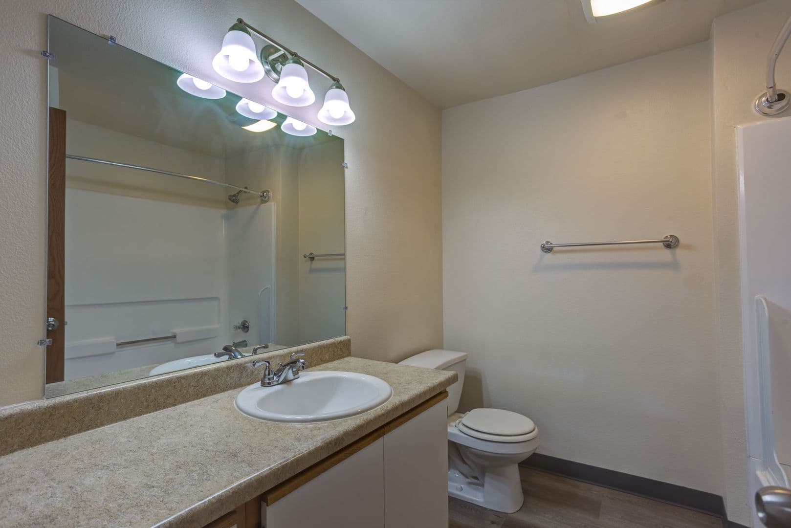 Estacada Apartment: 710 N Broadway St