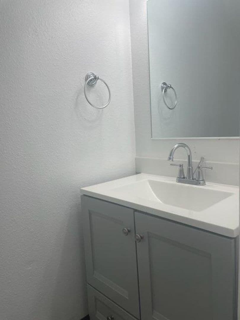 Saint Helens Apartment: 2375, 2405, 2415, 2475 Columbia Blvd.