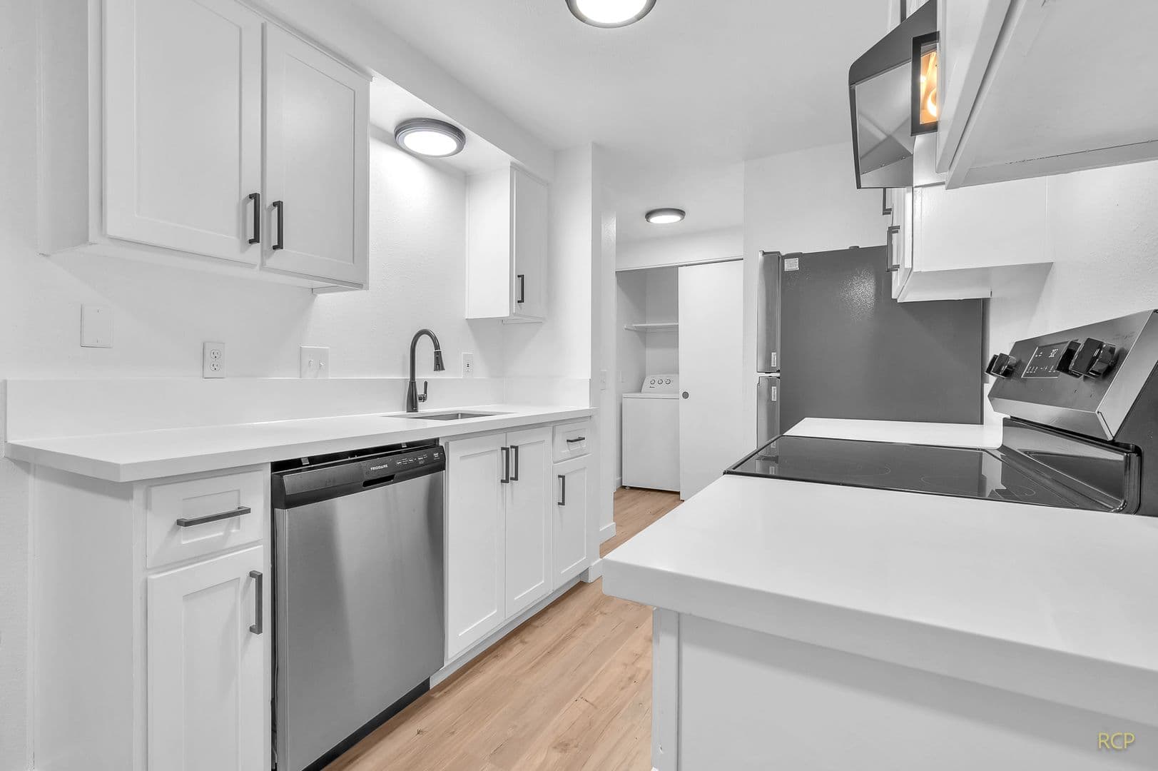 Keizer Apartment: 812-898 Lockhaven Dr NE